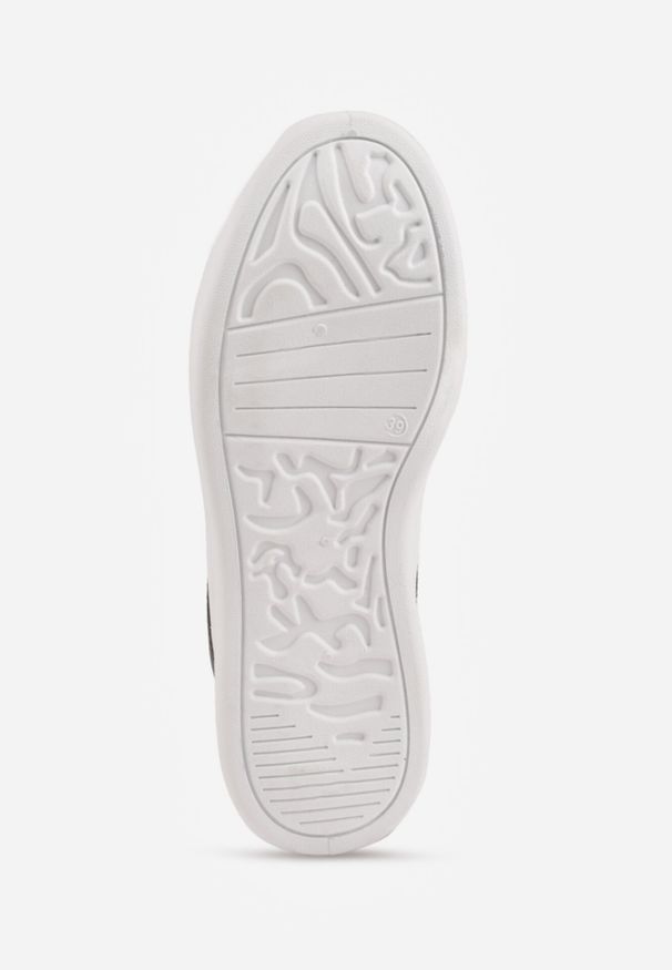 Born2be - Biało-Czarne Klasyczne Sneakersy z Ozdobną Zawieszką Tenevia. Okazja: na spacer. Nosek buta: okrągły. Zapięcie: sznurówki. Kolor: biały. Materiał: jeans. Sport: turystyka piesza
