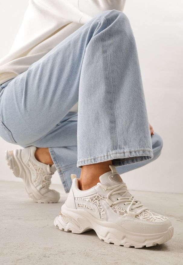 Renee - Beżowe Sneakersy na Platformie Ozdobione Cyrkoniami i Koronką Antea. Okazja: na co dzień. Kolor: beżowy. Materiał: koronka. Wzór: aplikacja, koronka. Obcas: na platformie