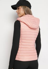 Born2be - Różowa Pikowana Kamizelka na Suwak z Kieszeniami i Odpinanym Kapturem Arsalna. Okazja: na co dzień. Typ kołnierza: golf. Kolor: różowy. Materiał: jeans. Styl: klasyczny, elegancki, casual #3