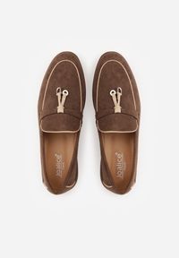 Renee - Brązowe Mokasyny z Imitacji Zamszu z Zawieszką na Nosku Theophitos. Okazja: na spacer. Kolor: brązowy. Materiał: zamsz. Wzór: grochy. Styl: elegancki, retro #5