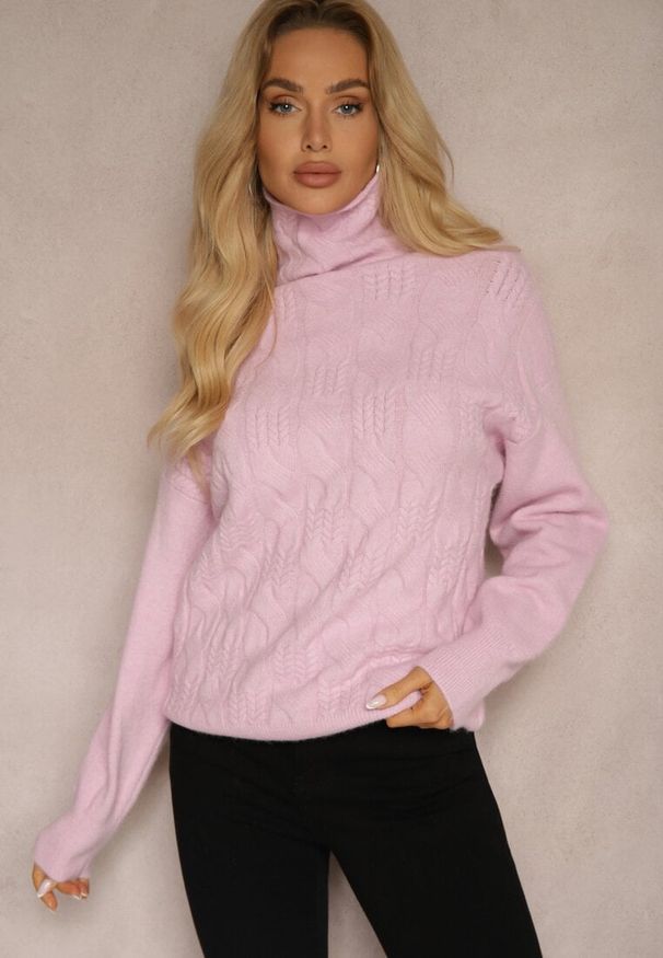 Renee - Jasnoróżowy Casualowy Golf z Tłoczonym Wzorem Daivyn. Okazja: na co dzień. Typ kołnierza: golf. Kolor: różowy. Sezon: zima. Styl: casual
