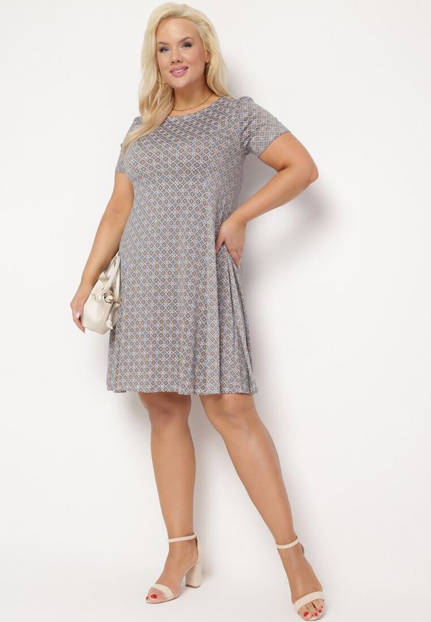 Born2be - Niebiesko-Beżowa Rozkloszowana Sukienka Mini z Elastycznej Wiskozy Annamarie. Kolor: niebieski. Materiał: wiskoza. Długość: mini