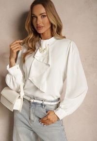 Renee - Biała Bluzka z Ozdobnymi Perełkami i Falbaną Mirretis. Okazja: na co dzień, na spotkanie biznesowe. Kolor: biały. Materiał: jeans. Wzór: aplikacja. Styl: biznesowy, casual #3