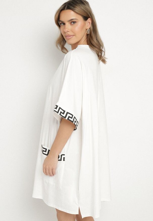 Born2be - Biała Bawełniana Sukienka o Pudełkowym Kroju z Dekoltem w Serek Amosa. Okazja: na co dzień. Typ kołnierza: dekolt w serek. Kolekcja: plus size. Kolor: biały. Wzór: aplikacja, geometria. Typ sukienki: dla puszystych. Materiał: bawełna. Długość rękawa: krótki rękaw. Sezon: lato, wiosna. Styl: elegancki, casual