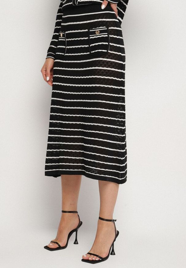 Born2be - Czarny Dzianinowy Komplet z Wiskozą w Paski Kardigan i Spódnica Sepoline. Kolor: czarny. Materiał: wiskoza, dzianina. Wzór: paski