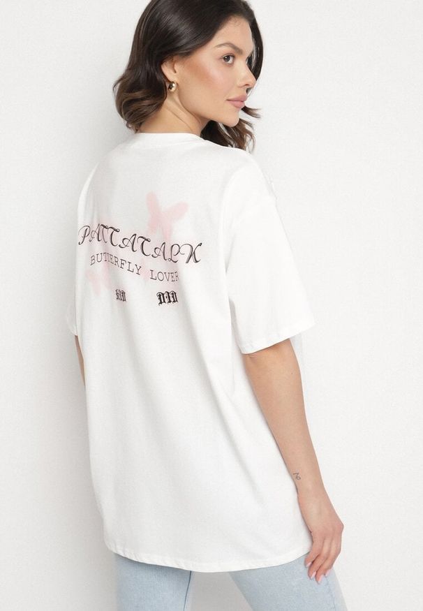 Born2be - Biały T-shirt Oversize z Bawełny z Nadrukiem z Motylem Nonatira. Okazja: na spacer. Kolor: biały. Materiał: bawełna. Wzór: nadruk. Styl: klasyczny, elegancki