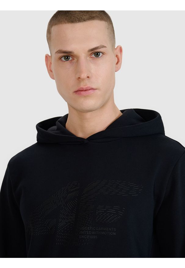 4f - 4F Bluza dresowa nierozpinana z kapturem męska - czarna XL. Okazja: na co dzień. Typ kołnierza: kaptur. Kolor: czarny. Materiał: dresówka. Wzór: gładki, nadruk, ze splotem, napisy. Styl: sportowy, casual