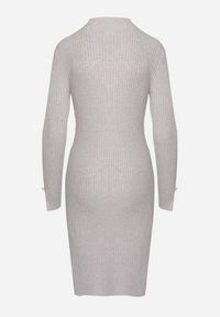 Born2be - Szara Prążkowana Sukienka Dopasowana z Modalem Wiskozą i Ozdobnymi Guzikami Zeanilda. Okazja: na co dzień. Kolor: szary. Materiał: prążkowany, wiskoza. Styl: wizytowy, casual #2