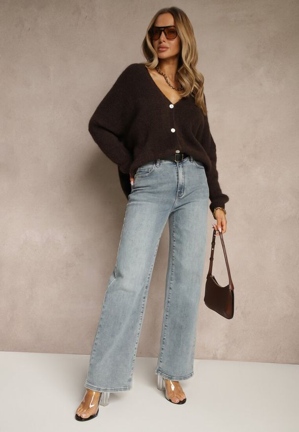 Renee - Brązowy Kardigan z Wełną i Moherem o Klasycznym Kroju z Dekoltem w Serek Avelmio. Okazja: na randkę, na spacer, na co dzień. Typ kołnierza: dekolt w serek. Kolor: brązowy. Materiał: wełna, moher. Długość rękawa: długi rękaw. Długość: długie. Styl: klasyczny