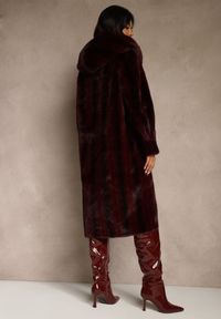 Renee - Bordowy Futrzany Płaszcz z Kapturem Zdobiony Pionowym Wzorem Elrinrahne. Typ kołnierza: kaptur. Kolor: czerwony. Materiał: futro. Długość rękawa: długi rękaw. Wzór: aplikacja. Styl: klasyczny #5