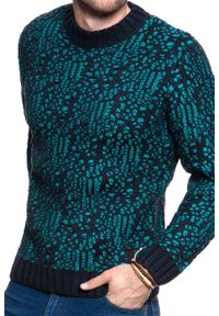 Wrangler - MĘSKI SWETER WRANGLER JACQUARD KNIT DARK NAVY W8641QHAE 112132343. Materiał: żakard, dzianina, skóra