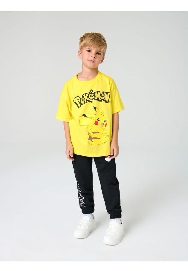 Sinsay - Spodnie dresowe ze ściągaczami Pokemon - czarny. Kolor: czarny. Materiał: dresówka
