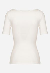 Born2be - Biały Prążkowany T-shirt z Bawełny Ozdobiony Guzikami Tasavia. Okazja: na co dzień. Kolor: biały. Materiał: bawełna, prążkowany. Wzór: aplikacja. Styl: klasyczny, elegancki, casual #6