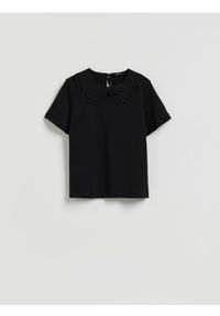 Reserved - Bluzka z ozdobnym kołnierzem - czarny. Kolor: czarny. Materiał: dzianina. Wzór: gładki. Styl: klasyczny #1