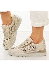 Beżowe skórzane ażurowe półbuty damskie Filippo Dp7677/26. Okazja: na co dzień. Nosek buta: okrągły. Zapięcie: sznurówki. Kolor: beżowy. Szerokość cholewki: normalna. Wzór: ażurowy. Materiał: skóra. Sezon: wiosna, lato, jesień. Obcas: na koturnie. Styl: casual, klasyczny #1