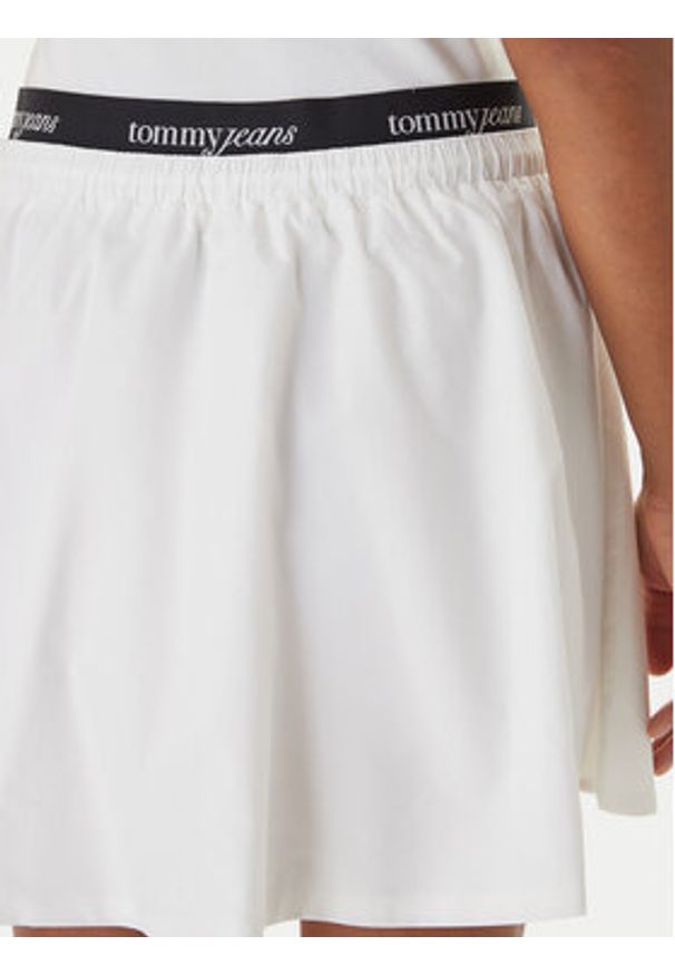 Tommy Jeans Spódnica mini DW0DW22299 Biały Regular Fit. Kolor: biały. Materiał: syntetyk