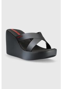 Ipanema klapki COLORE FEM damskie kolor czarny na koturnie 83423-AI975. Kolor: czarny. Obcas: na koturnie #2