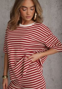 Renee - Beżowo-Czerwony Komplet Casualowy z Bawełny Oversize T-shirt i Szorty w Paski Stylizowany na Szydełkowany Pherra. Kolor: beżowy. Materiał: bawełna. Wzór: paski #3