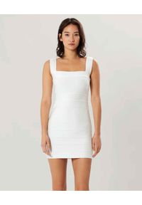 HERVE LEGER - Biała sukienka z wycięciami na plecach. Typ kołnierza: dekolt kwadratowy. Kolor: biały. Materiał: materiał. Typ sukienki: dopasowane. Długość: mini #1