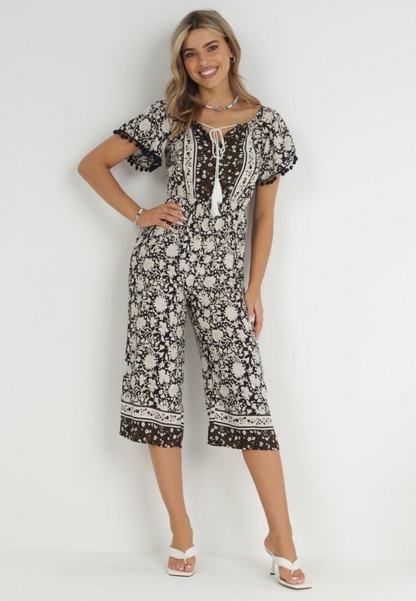 Born2be - Czarny Kombinezon Hesonia. Kolor: czarny. Długość rękawa: krótki rękaw. Długość: krótkie. Wzór: ażurowy, aplikacja, kwiaty. Styl: wakacyjny, boho
