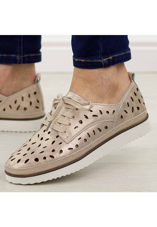 Złote ażurowe skórzane półbuty damskie S.Barski 51-611. Kolor: złoty. Materiał: skóra. Szerokość cholewki: normalna. Wzór: ażurowy. Sezon: jesień, wiosna, lato. Styl: klasyczny