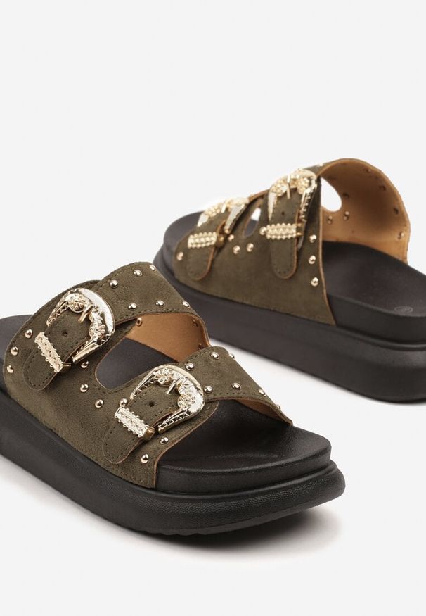 Born2be - Ciemnozielone Klapki z Paskami z Klamrami i Ozdobnymi Nitami Daniffia. Okazja: na co dzień. Nosek buta: otwarty. Kolor: zielony. Materiał: jeans. Sezon: lato, wiosna. Obcas: na obcasie. Styl: casual, rockowy. Wysokość obcasa: średni