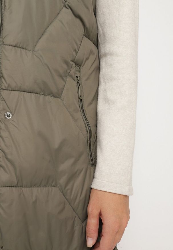 Born2be - Ciemnozielona Pikowana Kamizelka z Odpinanym Kapturem i Ściągaczami Lorianvia. Okazja: na co dzień, na spacer. Kolor: zielony. Materiał: jeans. Styl: sportowy, elegancki, casual