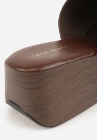 Renee - Brązowe Klapki Japonki na Koturnie w Stylu Drewniaków Triaqueena. Kolor: brązowy. Materiał: jeans, koronka. Wzór: aplikacja. Sezon: lato. Obcas: na koturnie #2