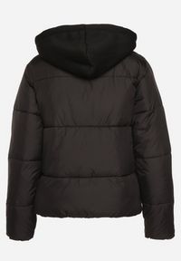 Born2be - Czarna Pikowana Kurtka z Kapturem Mivuna. Okazja: na co dzień. Typ kołnierza: kaptur. Kolor: czarny. Materiał: jeans. Długość: krótkie. Styl: casual #2