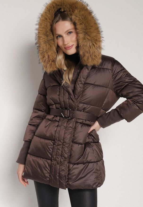 Born2be - Brązowa Kurtka z Pikowanymi Przeszyciami Paskiem i Kapturem z Futrem Lidanessa. Okazja: na co dzień. Kolor: brązowy. Materiał: futro. Styl: casual