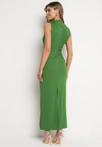 Born2be - Zielona Dopasowana Sukienka Bodycon z Dekoracyjnym Marszczeniem Bez Rękawów Tykena. Okazja: na imprezę. Kolor: zielony. Długość rękawa: bez rękawów. Typ sukienki: bodycon. Styl: wizytowy #5