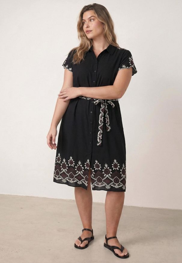 Born2be - Czarna Wiskozowa Sukienka Koszulowa Zdobiona Haftem i Wiązanym Paskiem Telonesa. Okazja: na co dzień. Kolekcja: plus size. Kolor: czarny. Materiał: wiskoza. Wzór: aplikacja, haft. Typ sukienki: koszulowe. Styl: casual