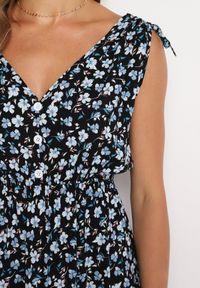 Born2be - Czarno-Niebieska Rozkloszowana Bawełniana Sukienka w Kwiaty z Gumką w Pasie Evieles. Okazja: na co dzień, na spacer. Typ kołnierza: dekolt w kształcie V. Kolor: czarny. Materiał: bawełna. Wzór: kwiaty. Sezon: wiosna, lato. Styl: klasyczny, casual #3