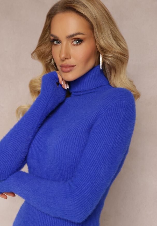 Renee - Granatowa Futerkowa Sukienka Midi z Wełny w Stylu Sweterkowym z Golfem Kahinu. Typ kołnierza: golf. Kolor: niebieski. Materiał: wełna. Długość: midi