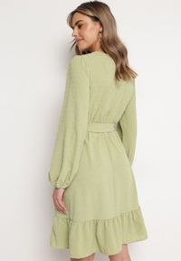 Born2be - Zielona Sukienka Mini z Tkaniny Plumeti Z Koronką i Materiałowym Paskiem Difia. Kolor: zielony. Materiał: koronka, tkanina, materiał. Wzór: koronka. Długość: mini #6