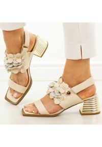 Beżowe skórzane sandały damskie DiA 3062. Zapięcie: rzepy. Kolor: beżowy. Materiał: skóra. Wzór: aplikacja. Sezon: wiosna, lato. Obcas: na obcasie. Styl: elegancki, klasyczny, wizytowy. Wysokość obcasa: średni #1