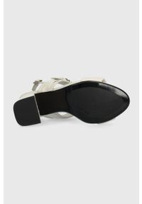 Calvin Klein sandały skórzane BLOCK HL SANDAL 85HH W/HW kolor biały HW0HW01486. Zapięcie: klamry. Kolor: beżowy. Materiał: skóra. Wzór: gładki. Obcas: na obcasie. Wysokość obcasa: średni #5