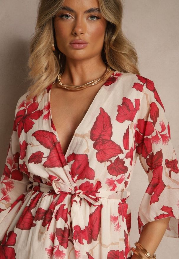 Renee - Czerwona Asymetryczna Sukienka z Bawełny z Kopertowym Dekoltem i Wiązanym Paskiem Nitilira. Okazja: na co dzień. Typ kołnierza: dekolt kopertowy. Kolor: czerwony. Materiał: bawełna. Typ sukienki: kopertowe, asymetryczne. Styl: elegancki, casual