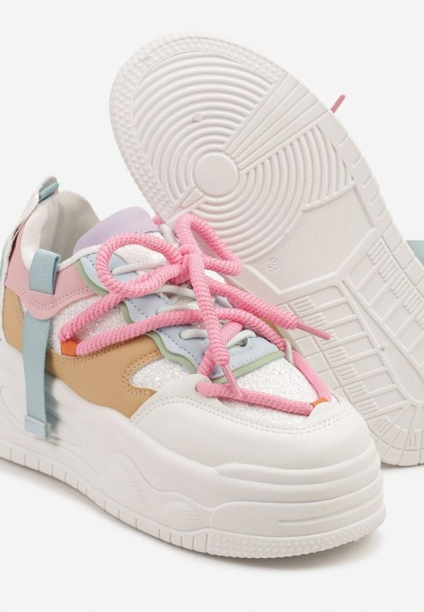 Born2be - Biało-Różowe Streetwearowe Sneakersy na Platformie z Brokatem i Aplikacjami Maivessa. Okazja: na co dzień. Zapięcie: sznurówki. Kolor: biały. Materiał: jeans. Wzór: aplikacja. Obcas: na platformie