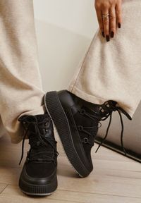 Born2be - Czarne Płaskie Sznurowane Śniegowce Trapery Vices Ozdobione Futerkiem Typu Baranek Temarie. Okazja: na co dzień. Kolor: czarny. Materiał: futro. Wzór: aplikacja. Sezon: zima. Styl: casual, elegancki #1