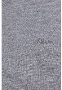 s.Oliver - S.Oliver sweter bawełniany męski kolor szary lekki. Okazja: na co dzień. Kolor: szary. Materiał: bawełna. Długość rękawa: długi rękaw. Długość: długie. Wzór: aplikacja. Styl: casual #5