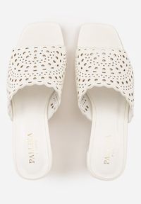 Renee - Białe Ażurowe Klapki na Słupkowym Obcasie z Kwadratowym Noskiem Lumetia. Nosek buta: otwarty. Kolor: biały. Materiał: skóra. Wzór: ażurowy. Sezon: lato. Obcas: na obcasie. Wysokość obcasa: średni #6