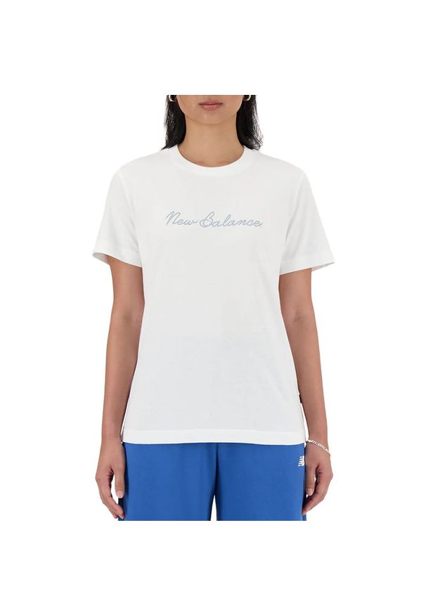 Koszulka New Balance WT41909WT - biała. Kolor: biały. Materiał: bawełna. Długość rękawa: krótki rękaw. Długość: krótkie. Wzór: napisy
