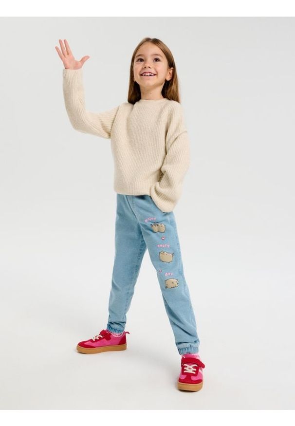 Sinsay - Jeansy jogger Pusheen The Cat - niebieski. Kolor: niebieski