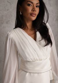Renee - Biała Bluzka VICES w Kopertowym Stylu z Luźnymi Transparentnymi Rękawami i Dekoltem V Inge. Okazja: na co dzień, na komunię. Kolor: biały. Materiał: jeans. Styl: casual, elegancki #5