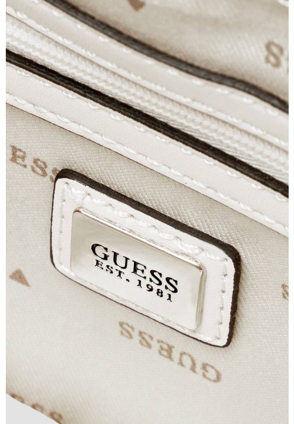 Guess - GUESS Biała logowana torebka damska Noelle II. Kolor: biały. Materiał: skórzane. Styl: elegancki, klasyczny. Rodzaj torebki: na ramię