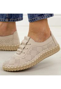 Beżowe ażurowane skórzane półbuty damskie T.Sokolski w26-47. Kolor: beżowy. Materiał: skóra. Szerokość cholewki: normalna. Sezon: wiosna, jesień, lato. Styl: klasyczny #1