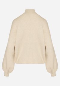 Born2be - Jasnobeżowy Golf z Bufiastymi Rękawami Wedelia. Okazja: na co dzień. Typ kołnierza: golf. Kolor: beżowy. Materiał: jeans. Styl: klasyczny, casual, elegancki #2