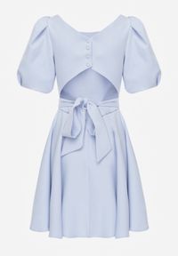 Renee - Niebieska Elegancka Sukienka z Bufiastymi Rękawami Odkrytymi Plecami i Wiązaniem Haritte. Kolor: niebieski. Typ sukienki: rozkloszowane. Styl: elegancki #6