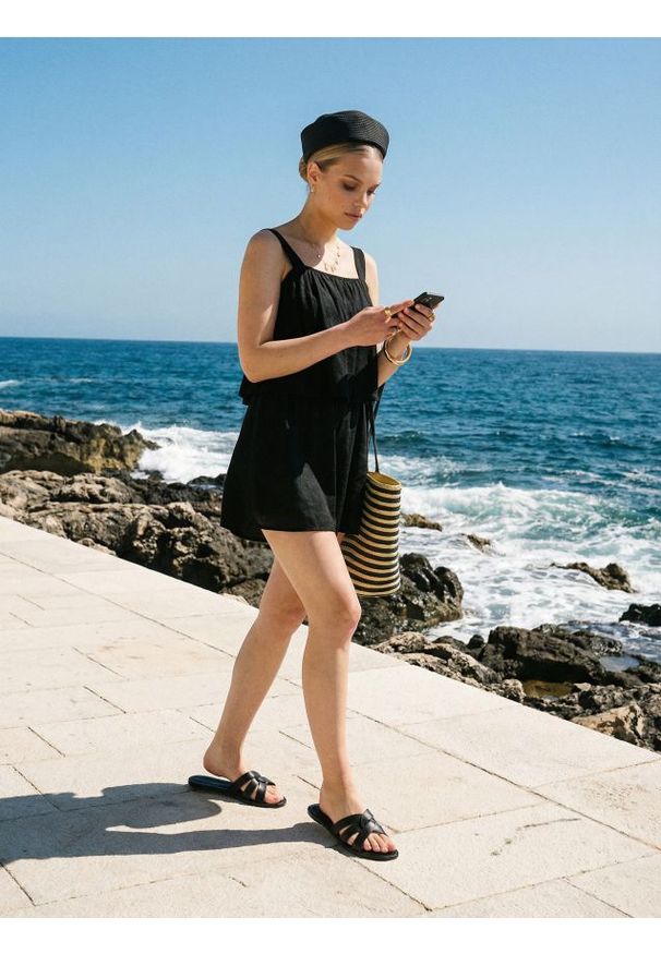 Sinsay - Kombinezon na ramiączkach z wiskozą i domieszką lnu - czarny. Kolor: czarny. Materiał: wiskoza, len. Długość rękawa: na ramiączkach